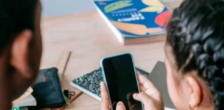 México prepara regulación del uso de celulares en escuelas: docentes serán consultados el 24 y 25 de agosto celulares