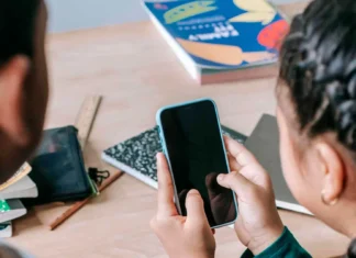 México prepara regulación del uso de celulares en escuelas: docentes serán consultados el 24 y 25 de agosto celulares