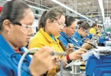 Dólar debajo de 17 pesos presiona a maquiladoras: exportadoras reciben menos por sus ventas maquiladoras