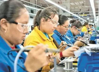 Dólar debajo de 17 pesos presiona a maquiladoras: exportadoras reciben menos por sus ventas maquiladoras
