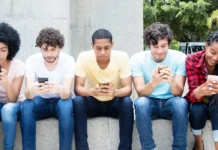Generación Z lleva el uso del celular a nuevos niveles: jóvenes de 18 a 25 años lideran la conexión móvil celular