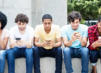 Generación Z lleva el uso del celular a nuevos niveles: jóvenes de 18 a 25 años lideran la conexión móvil celular