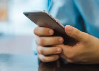 UdeG pondrá límites al uso de celulares en preparatorias para reducir distracciones y fortalecer la convivencia uso celulares
