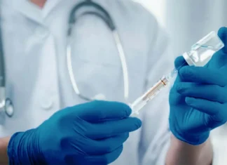 Vacunas de ARNm contra el cáncer avanzan, pero la desinformación amenaza su adopción vacunas