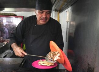 Arturo Rivera abre Tacos Versalles en la CDMX tras dejar El Califa de León Arturo Rivera