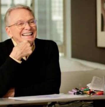 Muere Bob Mackie, el diseñador que convirtió las lentejuelas en un símbolo de Hollywood