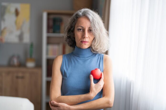 Menopausia aumenta el riesgo de infarto y enfermedades del corazón: ¿por qué ocurre y cómo protegerse?