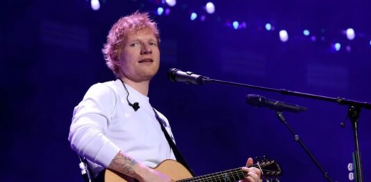 Ed Sheeran enfrenta cambios en su gira tras la salida de cuatro artistas por el caso Macklemore