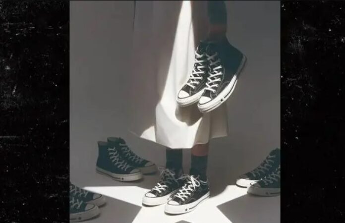 Converse retira campaña con Karina tras polémica por imágenes que usuarios vincularon con el KKK