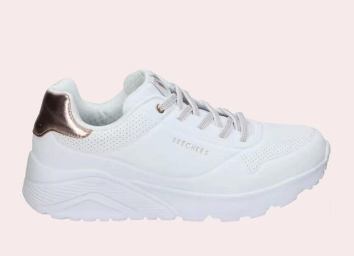 Zapatillas blancas para mujeres de 40: qué buscar si pasas muchas horas de pie