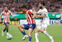 Chivas toma el liderato tras vencer 3-0 a Pumas con doblete de Santiago Sandoval Chivas