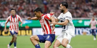 Chivas toma el liderato tras vencer 3-0 a Pumas con doblete de Santiago Sandoval Chivas