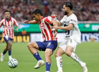 Chivas toma el liderato tras vencer 3-0 a Pumas con doblete de Santiago Sandoval Chivas