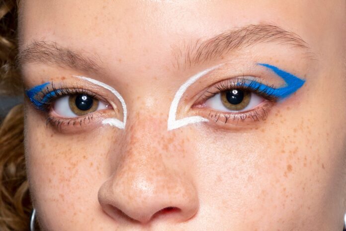 El eyeliner de colores es la tendencia de maquillaje que dominará 2026 El eyeliner de colores es la tendencia de maquillaje que dominará 2026