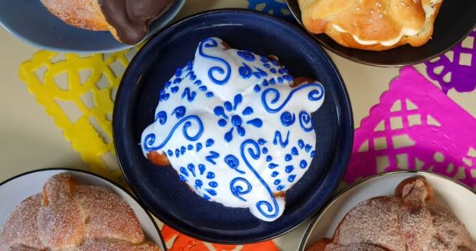 Pan de muerto con diseño de talavera llega a Coyoacán