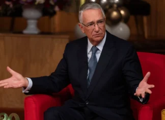 Ricardo Salinas cuestiona los sueldos fijos y defiende compensaciones ligadas al desempeño laboral Ricardo Salinas Pliego