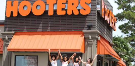 Hooters llegará al cine: preparan película sobre el origen y expansión de la famosa cadena de restaurantes Hooters