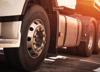 Michelin, Bridgestone y Goodyear llevan la tecnología de llantas para camión a eficiencia, datos y mantenimiento predictivo camion