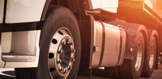 Michelin, Bridgestone y Goodyear llevan la tecnología de llantas para camión a eficiencia, datos y mantenimiento predictivo camion