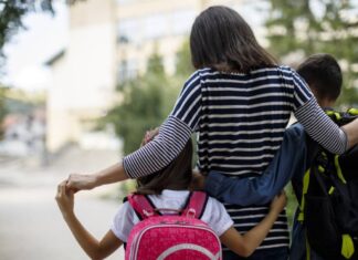 Proponen horarios flexibles para madres y padres que crían solos a menores de 12 años madres