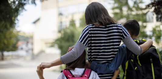 Proponen horarios flexibles para madres y padres que crían solos a menores de 12 años madres