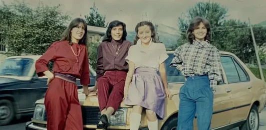 Pantalones retro regresan en 2026: los cortes de los años 70 y 80 que vuelven al guardarropa pantalones