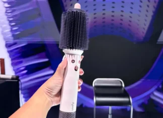 Dyson presenta Airsmooth y una plancha que extrae calor durante el alisado Dyson