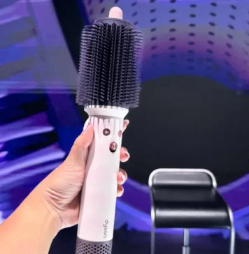 Dyson presenta Airsmooth y una plancha que extrae calor durante el alisado Dyson