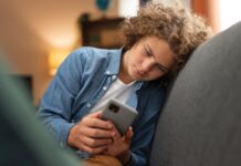 Tener smartphone a los 12 años se asocia con mayor riesgo de síntomas de trastornos alimentarios, revela estudio trastornos alimentarios