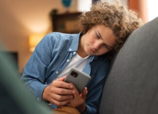 Tener smartphone a los 12 años se asocia con mayor riesgo de síntomas de trastornos alimentarios, revela estudio trastornos alimentarios