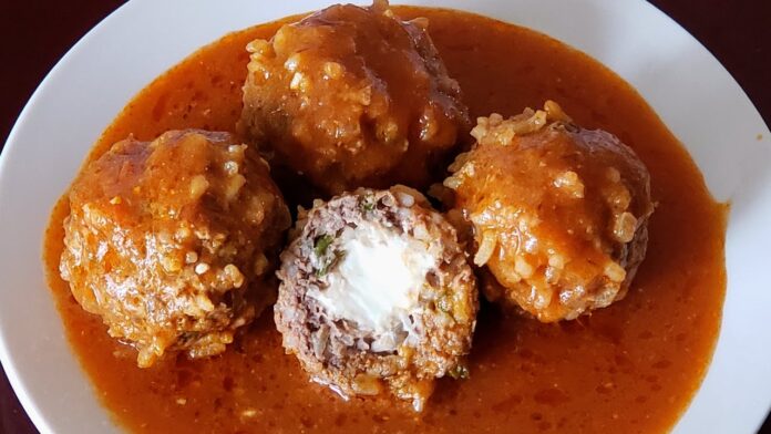 Albóndigas en salsa de chipotle rellenas de queso una receta casera irresistible Albóndigas en salsa de chipotle rellenas de queso: una receta casera irresistible