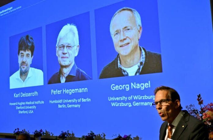 Nobel de Medicina 2026 premia una técnica que controla neuronas con luz