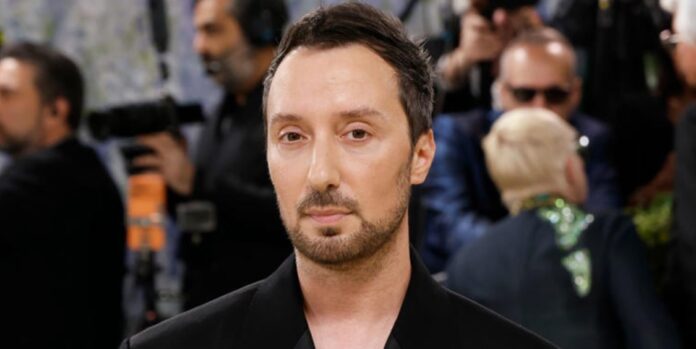 Anthony Vaccarello se despide de Saint Laurent tras diez años y cierra una etapa dorada en la moda