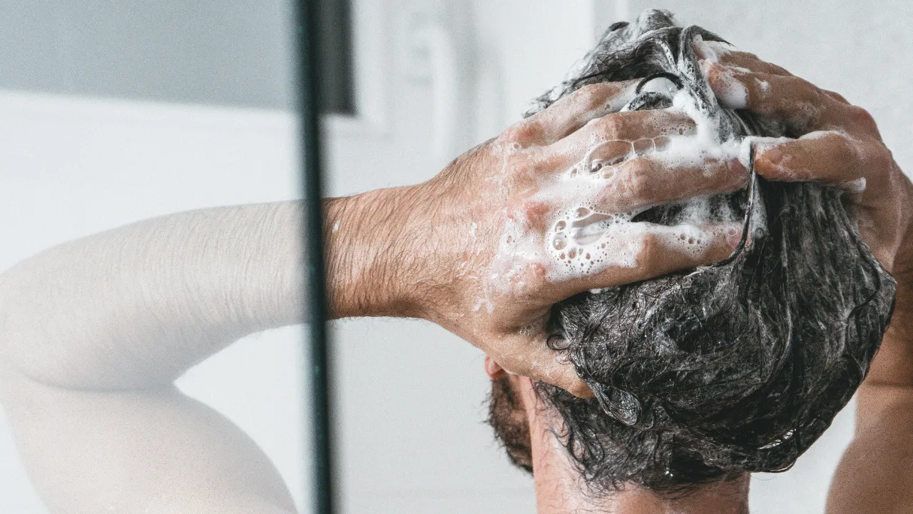 ¿Champú para bebé en el cabello de adultos? Esto dicen los expertos sobre su uso