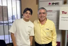 Gilberto Mora cumple 18 años y tramita su primera credencial del INE en Tijuana Gilberto Mora