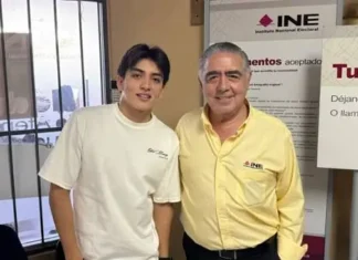 Gilberto Mora cumple 18 años y tramita su primera credencial del INE en Tijuana Gilberto Mora