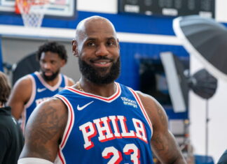 Philadelphia 76ers vencen a los Knicks en Nueva York durante el debut de LeBron James Philadelphia 76ers vencen a los Knicks en Nueva York durante el debut de LeBron James