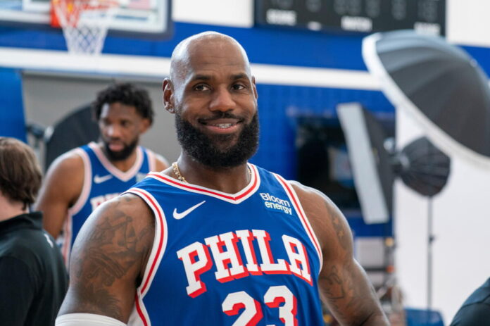 Philadelphia 76ers vencen a los Knicks en Nueva York durante el debut de LeBron James
