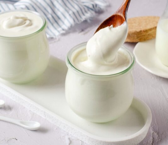 Yogur griego: el snack rico en proteínas que ayuda a conservar la masa muscular, según especialistas yogur griego