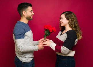 Día del Novio 2026: por qué el 3 de octubre se regalan flores azules y carritos Día del Novio