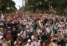 Trabajadores del IMSS marchan en CDMX por salarios, desabasto de medicamentos y mejores pensiones IMSS