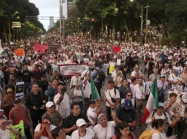 Trabajadores del IMSS marchan en CDMX por salarios, desabasto de medicamentos y mejores pensiones IMSS