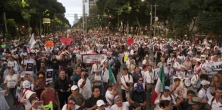 Trabajadores del IMSS marchan en CDMX por salarios, desabasto de medicamentos y mejores pensiones IMSS