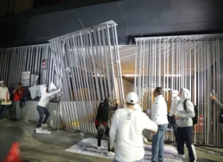 Trabajadores del IMSS irrumpen en sede sindical de CDMX y exigen renuncia de dirigente nacional IMSS